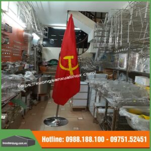 Cột cờ búa liềm inox trong nhà