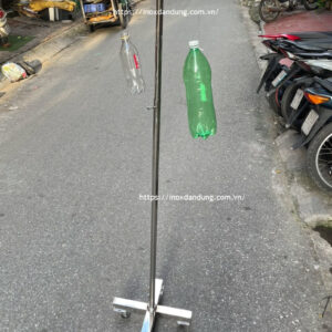 Cây cọc truyền nước cho bệnh viện