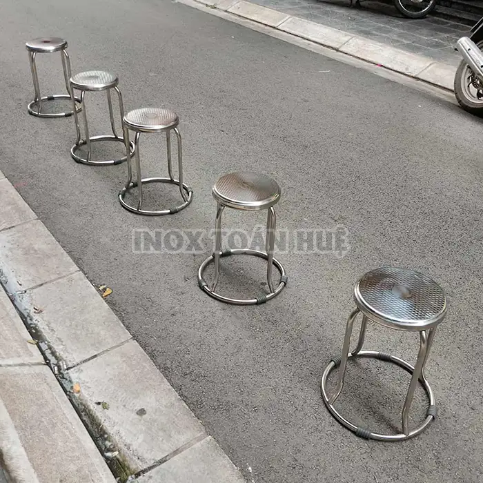 Mặt ngang của hàng ghế inox chân tròn