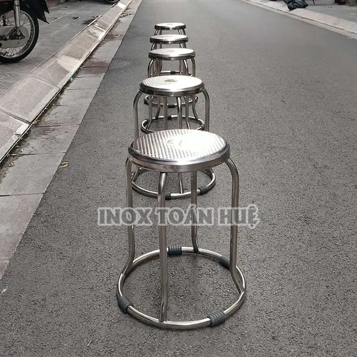 Mặt trước của hàng ghế inox chân tròn