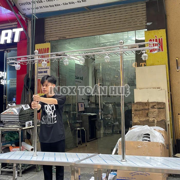 Giá treo ly inox cho quầy bar 10 Mặt trước của giá treo ly inox cho quầy bar