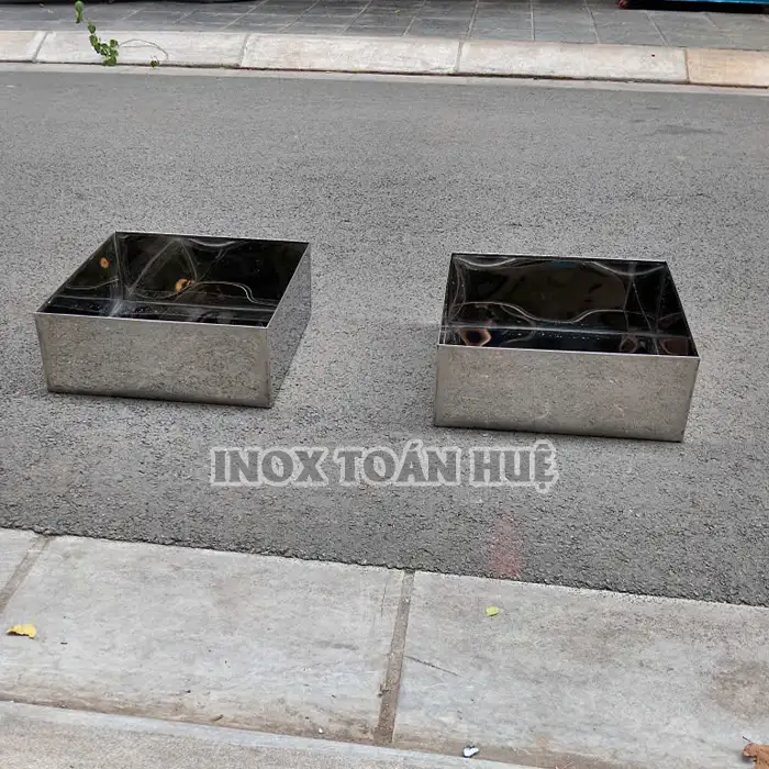 mặt bên của khay inox hình vuông
