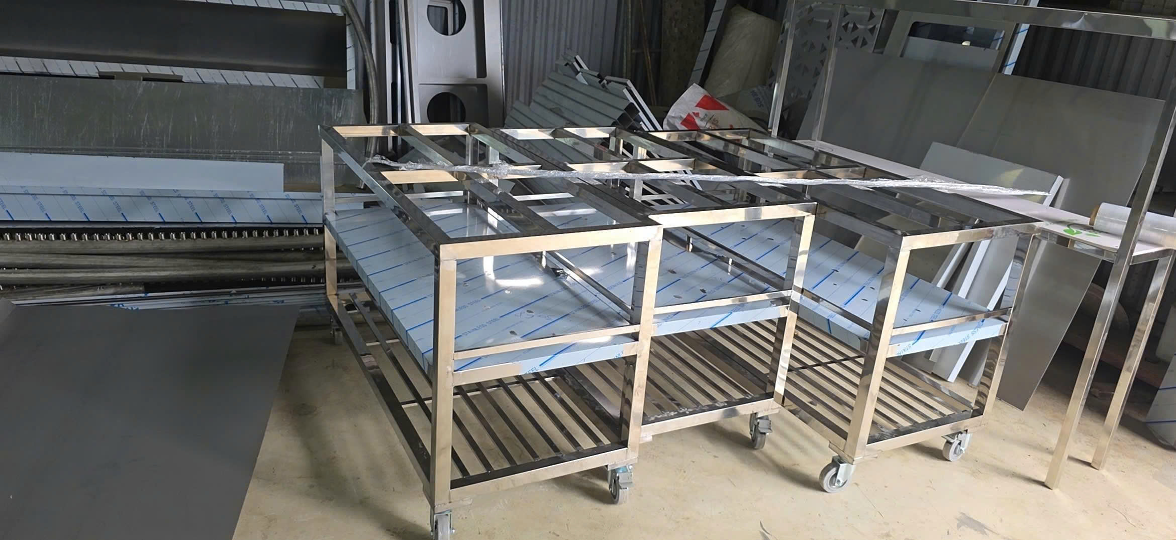 Kệ inox 3 tầng có bánh xe 2 | Inox dân dụng Toán Huệ
